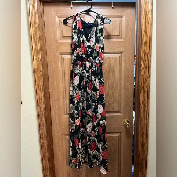 Disney Disney Beauty & The Beast Black Red Floral Sleeveless Maxi Size Medium | Sz: M | Color: Black Red